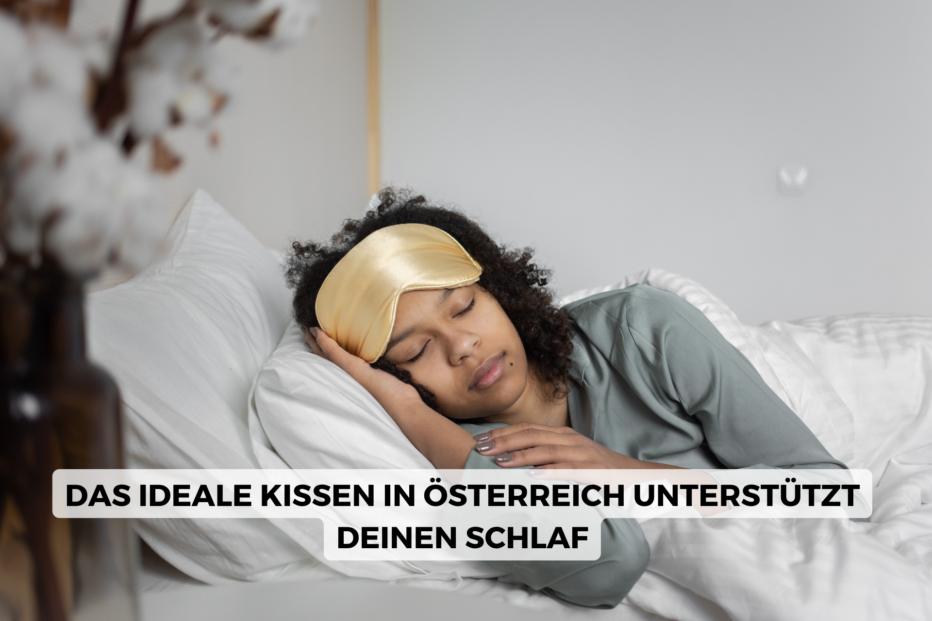 Frau mit Schlafmaske schläft auf einem Bett
